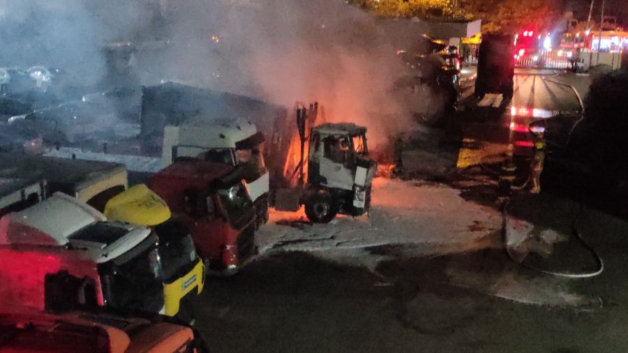 اندلاع النيران بكراج شاحنات في حيفا 